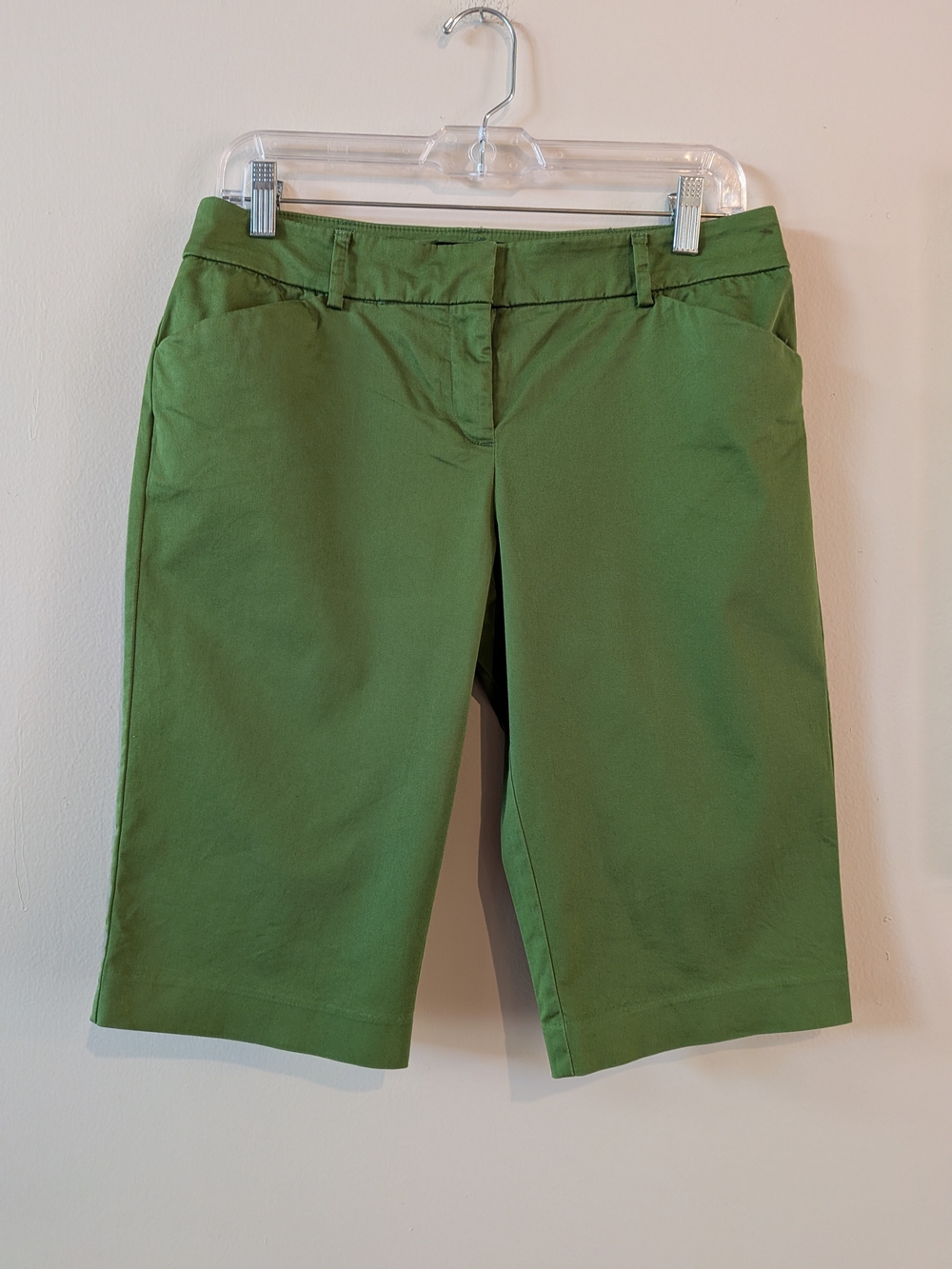 Women's Green Bermuda Shorts - Classic Tailored Fit, Sz. 6